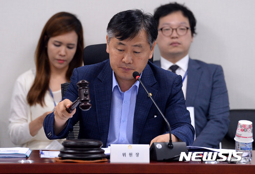 【서울=뉴시스】배훈식 기자 = 25일 오후 서울 여의도 국회 의원회관 특별위원회 회의실에서 열린 헌법개정 특별위원회 제1소위원회에 참석한 김관영 위원장이 의사봉을 두드리고 있다. 2017.07.25. dahora83@newsis.com