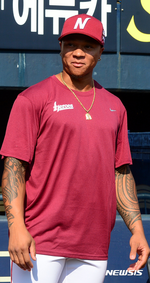 【서울=뉴시스】박주성 기자 = 25일 오후 서울 잠실야구장에서 열린 2017 KBO 리그 넥센 히어로즈 대 LG 트윈스 경기 전 넥센 데니돈 대체용병인 마이클 초이스가 선수들과 인사를 나누고 있다. 2017.07.25. park7691@newsis.com