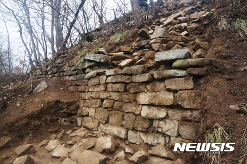 【안동=뉴시스】2015년 경북 안동시 도산면 서부리 일원 선성현 문화단지 산성공원 부지에 대한 문화재 시굴(試掘)조사에서 드러난 성곽 유적 (사진= 안동시 제공)