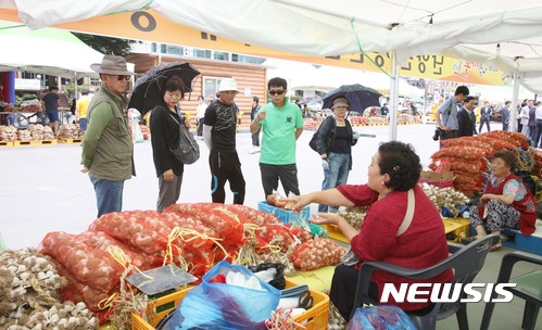 【단양=뉴시스】강신욱 기자 = 2017 단양마늘축제가 28일부터 30일까지 충북 단양생태체육공원 일대에서 펼쳐진다. 사진은 지난해 단양마늘축제. 2017.07.26. (사진=단양군 제공) photo@newsis.com