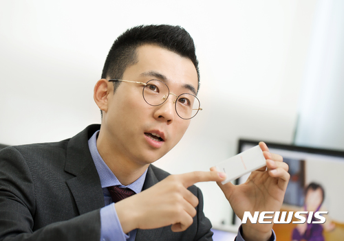 【울산=뉴시스】구미현 기자 = UNIST는 에너지 및 화학공학부의 이현욱 교수가 투과전자현미경(TEM)으로 리튬황전지의 충·방전을 실시간으로 관찰해 미국화학회지(JACS)에 논문을 발표했다고 26일 밝혔다. 이현욱 교수가 리튬이온배터리에 대해 설명하고 있다. 2017.07.26. (사진=UNIST 제공) photo@newsis.com