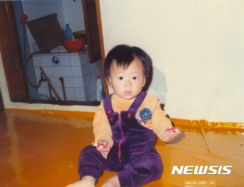 이현욱 교수가 1살 때 배터리를 장난감 삼아 놀고 있는 모습