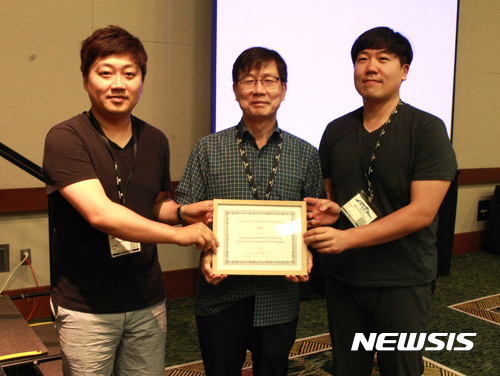 【대구=뉴시스】정창오 기자 = DGIST는 26일 미래자동차융합연구센터 연구팀(가운데 정우영 센터장)이 CVPR 2017의 Traffic Surveillance Workshop & Challenge(TSWC)에 출천해 1위를 차지했다. 2017.07.26.(사진=DGIST 제공) photo@newsis.com