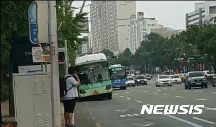 【대구=뉴시스】민경석 기자 = 지난 24일 오후 대구시 수성구 만촌동 남부정류장 인근에서 수성3-1번 시내버스의 타이어가 파열돼 멈춰있다. 2017.07.26. (사진=페이스북 '실시간대구'캡쳐)photo@newsis.com