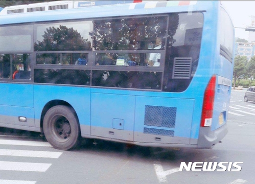 【대구=뉴시스】민경석 기자 = 지난 18일 오후 대구시 달서구 이곡동 성서산업단지역 인근에서 달서1 시내버스의 타이어가 파열되는 사고가 발생했다. 사진은 타이어가 파열된 버스의 모습이다. 2017.07.26. (사진=페이스북 '실시간대구'캡쳐)photo@newsis.com