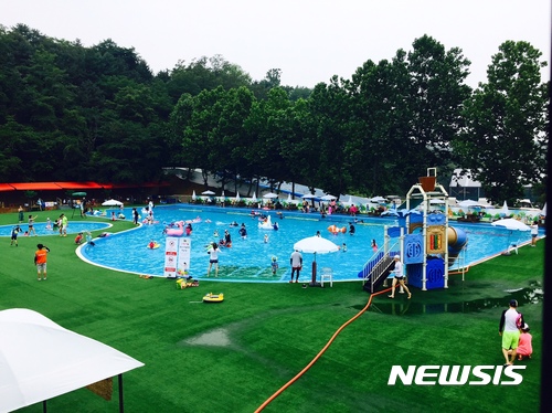 【수원=뉴시스】 골드CC 안에 있는 EBS캠스토리 수영장. 2017.07.26. (사진=EBS캠스토리 제공) 제photo@newsis.com