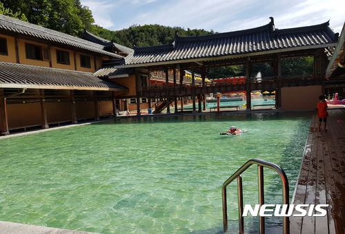 【수원=뉴시스】 한옥 속에서 고기를 굽고 수영을 즐길 수 있는 양주 한옥수영장. 2017.07.26. (사진=경기관광공사 제공) photo@newsis.com