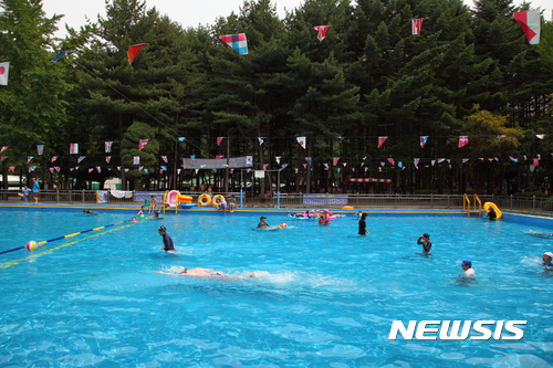 【수원=뉴시스】 숲속에 자리잡은 광주 금원수목원 수영장. 2017.07.26. (사진=경기관광공사 제공) photo@newsis.com