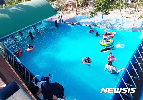 【수원=뉴시스】 수영과 오토캠핑을 동시에 즐길 수 있는 연천 나린오토캠핑장. 2017.07.26. (사진=경기관광공사 제공) photo@newsis.com