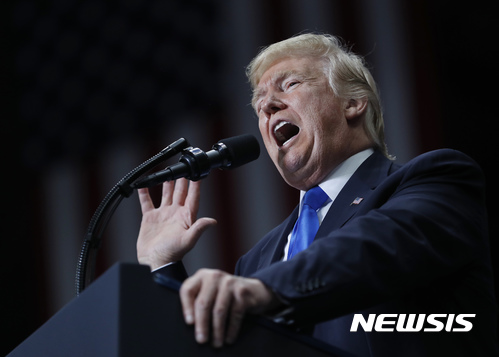 【영스타운=AP/뉴시스】도널드 트럼프 미국 대통령이 25일(현지시간) 오하이오주 영스타운 코벨리 센터에서 열변을 토하고 있다. 2017.07.26