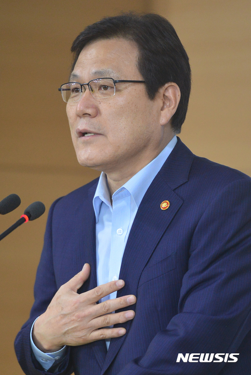 【서울=뉴시스】고승민 기자 = 최종구 금융위원장이 26일 오전 서울 종로구 정부서울청사 금융위원회 브리핑실에서 '생산적, 포용적 금융' 추진배경 및 향후계획 관련 기자간담회를 하고 있다. 2017.07.26. kkssmm99@newsis.com