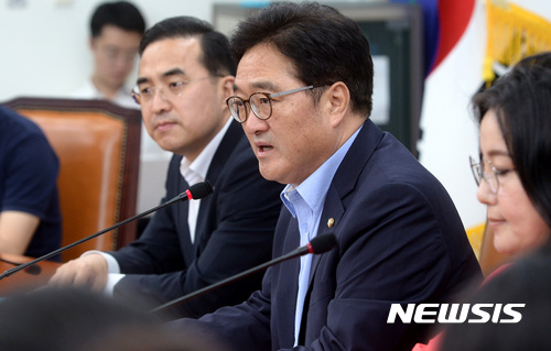 【서울=뉴시스】이영환 기자 = 더불어민주당 우원식 원내대표가 26일 오전 서울 여의도 국회 더불어민주당 원내대표실에서 당 소속 국회의원의 국외활동 관리방안 관련 기자간담회를 하고 있다. 2017.07.26. 20hwan@newsis.com