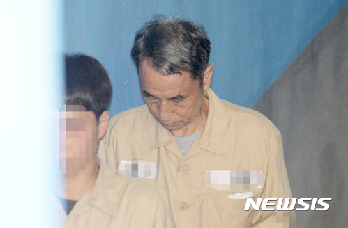 【서울=뉴시스】임태훈 기자 = 업무상 과실치사 등 혐의로 구속된 신현우 전 옥시레킷벤키져 대표가 26일 오후 서울 서초구 서울고등법원에서 열린 항소심 선고 공판에 출석하기 위해 법정으로 향하고 있다. 2017.07.26.&nbsp; taehoonlim@newsis.com