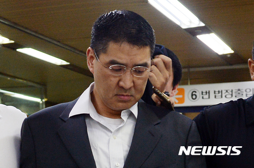 【서울=뉴시스】임태훈 기자 = 존 리 전 옥시레킷벤키져 대표(현 구글코리아 대표)가 26일 오후 서울 서초구 서울고등법원에서 열린 항소심 선고 공판을 마치고 법원을 빠져나가고 있다.&nbsp; 서울고법 형사11부(부장판사 이영진)는 업무상과실치사 등의 혐의로 기소된 존 리 전 옥시 대표에게 증거 부족을 이유로 원심과 같이 무죄를 선고했다. 2017.07.26.&nbsp; taehoonlim@newsis.com