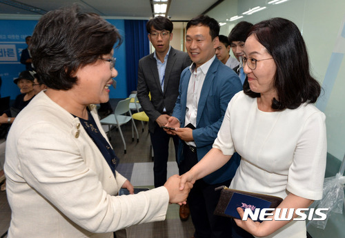 【서울=뉴시스】배훈식 기자 = 김현아(오른쪽) 자유한국당 의원과 이혜훈 바른정당 의원. 2017.07.26. dahora83@newsis.com