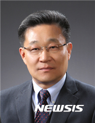 【서울=뉴시스】 정부는 26일 중소벤처기업부 차관에 최수규 중소기업중앙회 상근부회장을 임명했다. 2017.07.26. (사진=청와대 제공) photo@newsis.com