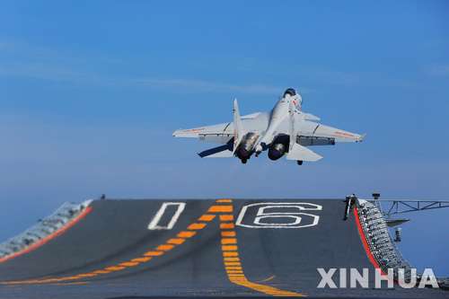 【베이징=AP/뉴시스】 중국의 항모 탑재기인 젠(殲, J)-15 전투기가 2017년 7월26일 랴오닝호에서 이륙하고 있다. 2017. 7. 26. 