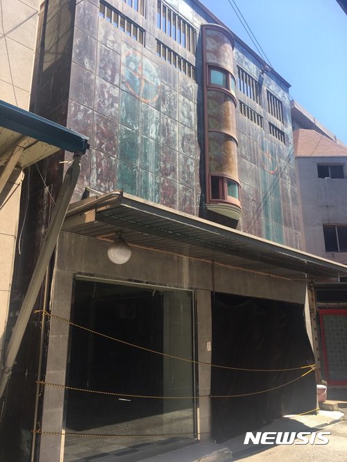 【대구=뉴시스】배소영 기자 = 대구의 대표 집창촌인 자갈마당에 들어서는 문화예술전시관 완공이 차질을 빚고 있다. 사진은 전시관으로 꾸며지는 건물 외부 모습. 2017.09.13. <이 사진은 2017년 7월27일자 사진자료임.> soso@newsis.com 