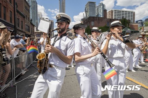 【서울=뉴시스】2016년 7월 3일 캐나다 토론토에서 열린 성소수자 축제에서 캐나다 해군 군악대가 악기를 연주하고 있다. <출처: 캐나다군 트위터> 2017.7.27.