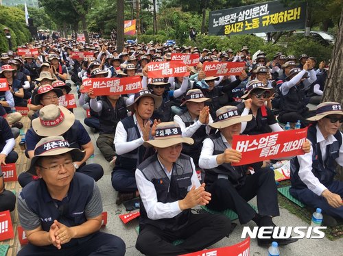 【서울=뉴시스】임재희 기자 = 전국자동차노동조합연맹(전국자동차노련)은 27일 오후 서울 영등포구 산업은행 본점 앞에서 '버스업종 장시간 운전 철폐를 위한 전국단위노조대표자 결의대회'를 열고 노동시간 특례조항에서 버스 운수업을 제외할 것을 촉구하고 있다. 2017.07.27.&nbsp; limj@newsis.com