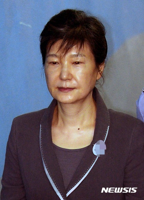 【서울=뉴시스】조성봉 기자 = 박근혜 전 대통령이 지난해 7월27일 오전 서울 서초구 서울중앙지법에서 열린 국정농단 43차 공판에 출석하기 위해 호송차에 내려 법정으로 향하고 있다.2017.07.27. suncho21@newsis.com