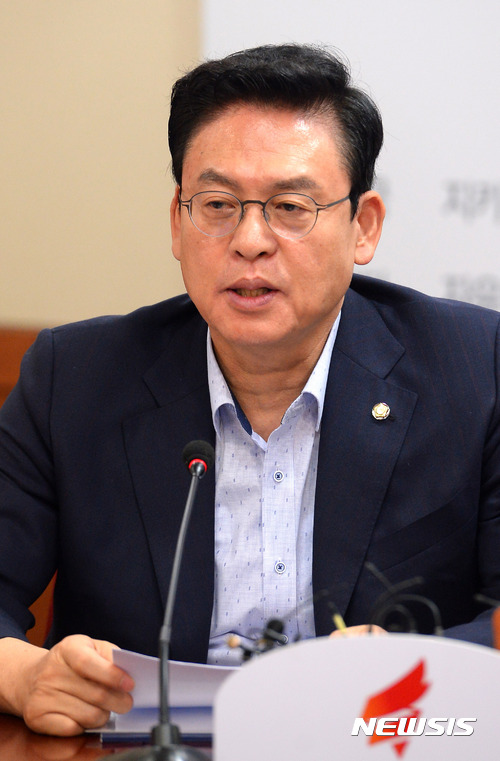 【서울=뉴시스】배훈식 기자 = 27일 오전 서울 여의도 자유한국당 당사에서 열린 최고위원회의에 참석한 정우택 원내대표가 모두발언하고 있다.&nbsp; 정 원내대표는 여야정 협의체 구성을 언급하며 원내교섭단체 중심의 국회 운영 원칙을 파괴하고 여당 들러리를 세우기 위한 불과 몇 의석에 불과한 정당까지 협의체에 끼어들여선 안된다고 말했다. 2017.07.27.&nbsp; dahora83@newsis.com