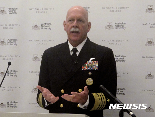 【캔버라=AP/뉴시스】 스콧 스위프트 미 태평양함대 사령관이 27일(현지시간) 호주 캔버라 소재 호주국립대학교에서 열린 안보회의에서 연설하고 있다. 그는 이날 도널드 트럼프 대통령이 명령만 내린다면 다음주에라도 중국에 핵공격을 할 수 있다고 말했다. 2017. 07.27.
