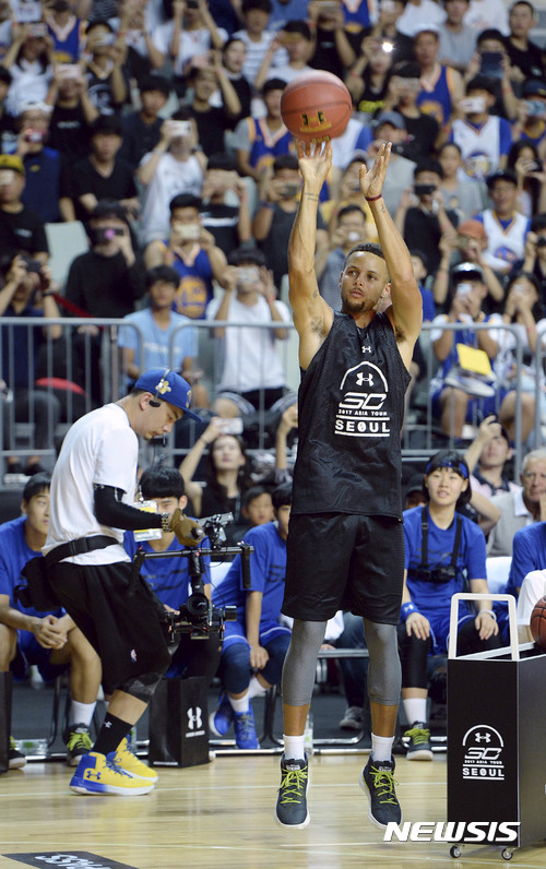 【서울=뉴시스】최동준 기자 = 27일 서울 중구 장충체육관에서 열린 '언더아머-스테판 커리 라이브 인 서울'에서 커리가 3점슛 성공 기부 퍼포먼스를 하고 있다. 2017.07.27. photocdj@newsis.com