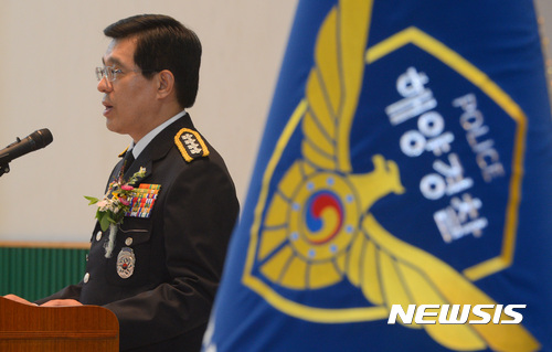 【세종=뉴시스】강종민 기자 = 박경민 신임 해양경찰청장이 27일 오후 정부세종2청사에서 열린 취임식에서 취임사를 하고 있다. 2017.07.27. ppkjm@newsis.com