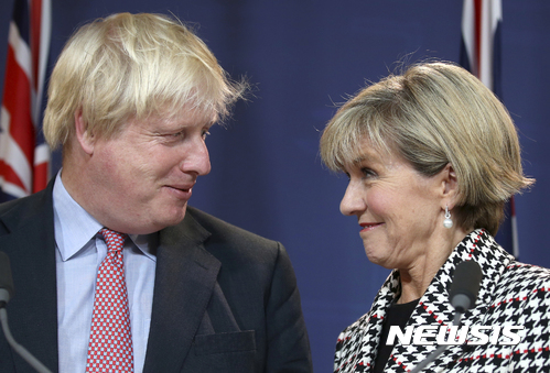 【시드니=AP/뉴시스】이혜원 기자 = 27일(현지시간) 보리스 존슨 영국 외무장관은 호주 시드니에서 열린 연례양자회담에서 "영국과 호주 사이에 제안된 자유무역협정(FTA)을 지지한다"고 강조했다.사진은 존슨 외무장관과 줄리 비숍 호주 외무장관. 2017.07.27