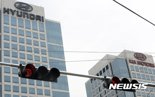 【서울=뉴시스】최진석 기자 = 현대자동차의 올해 2분기 매출액은 24조3080억원, 당기순이익은 9136억2600만원으로 각각 전년 동기 대비 1.5%, 48.2% 감소, 기아자동차의 올해 2분기 매출액은 13조5784억원, 당기순이익은 3895억9800만원을 기록해 전년 동기 대비 각각 6.0%, 52.8% 감소한 수치를 기록했다. 현대차는 매출, 당기순이익 등이 감소한 이유에 대해 고고도미사일방어체계(THAAD, 사드) 배치에 따른 중국의 보복 여파 때문이라고 설명했다. 사진은 27일 오후 서울 서초구 현대자동차 본사의 모습. 2017.07.27.&nbsp; myjs@newsis.com 