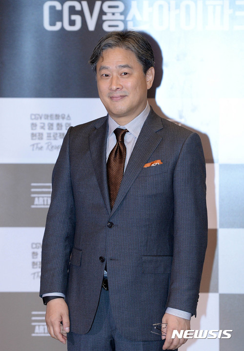 【서울=뉴시스】최동준 기자 = 27일 서울 용산CGV에서 열린 CGV 아트하우스 한국영화인 헌정 프로젝트 '박찬욱관 개관식'에서 박 감독이 포즈를 취하고 있다. 2017.07.27. photocdj@newsis.com