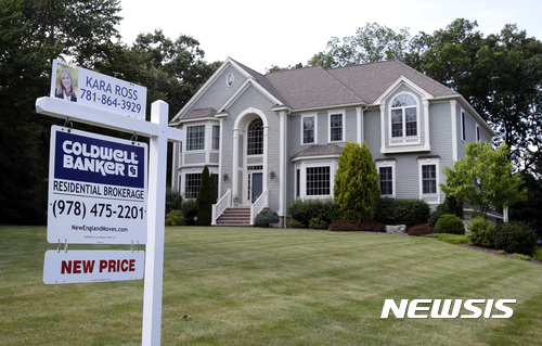  【노스앤도버=AP/뉴시스】 미국 매사추세츠주 도시에 매물로 나온 집이라는 부동산업자의 광고판이 세워져 있다. 27일 연방 주택저당 금융사 프레디 맥은 주간 모기지 금리를 발표한다. 2017. 7. 27.&nbsp; 