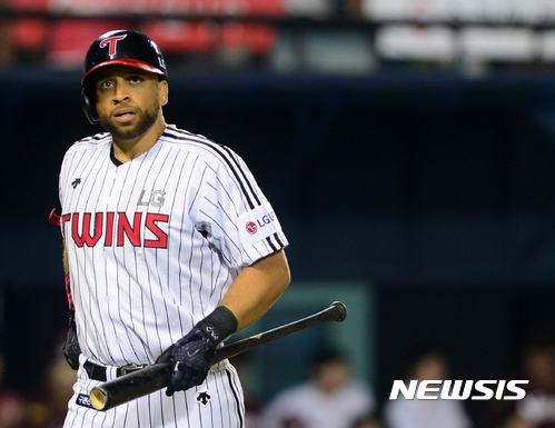 【서울=뉴시스】박주성 기자 = 27일 오후 서울 잠실야구장에서 열린 2017 KBO 리그 넥센 히어로즈 대 LG 트윈스 경기, 5회말 원아웃 주자 2, 3루 LG 로니가 삼진을 당하고 아쉬워하고 있다. 2017.07.27. park7691@newsis.com