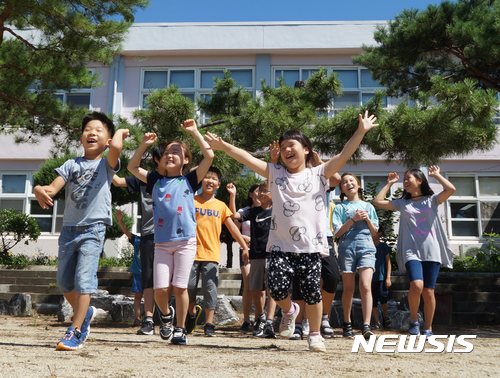【의성=뉴시스】김진호 기자 = 전교생이 17명인 경북 의성군 점곡면 점곡초등학교가 27일 여름방학에 들어갔다. 방학식 후 학생들이 환호성을 지르며 귀가하고 있다. 2017.07,28 kjh9326@newsis.com