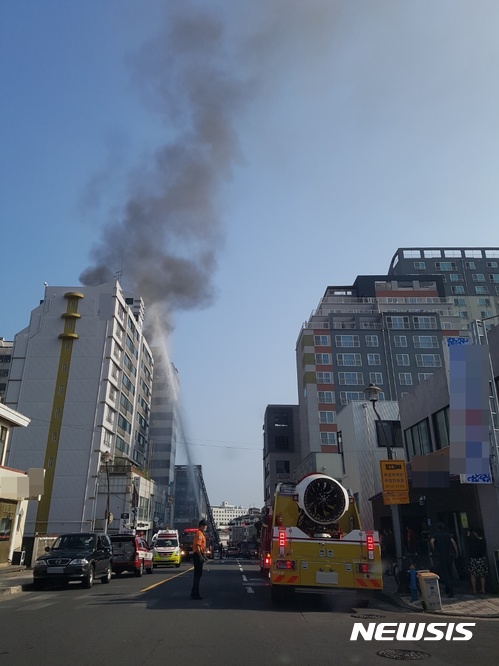 【제주=뉴시스】28일 오전 8시 28분께 제주시 노형동 한 오피스텔 옥상에서 화재가 발생해 소방당국이 화재 진압활동을 벌이고 있다. 2017.07.28. (사진=제주소방안전본부 제공)photo@newsis.com