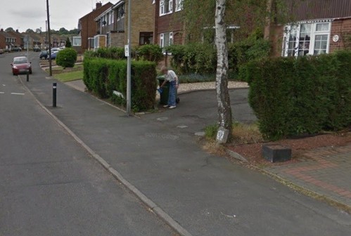 【서울=뉴시스】영국의 한 여성이 2015년 세상을 떠난 노모의 모습을 뜻밖의 공간인 로드뷰에서 재회한 것으로 전해져 잔잔한 감동을 전하고 있다. 지난 26일 데일리메일은 미 플로리다주에 사는 여성 데니스 언더힐이 최근 ‘구글 어스'를 통해 어머니를 ’다시 만난‘ 사연을 전했다. 언더힐의 어머니가 생전에 정원 화초에 물을 주는 모습. (사진출처: 데일리메일) 2017.07.28