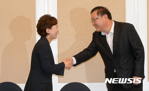 【서울=뉴시스】홍효식 기자 = 더불어민주당 김태년 정책위의장과 김현미(왼쪽) 국토교통부 장관이 28일 오전 서울 여의도 국회 귀빈식당에서 열린 사업용 차량 졸음운전 방지대책 당정협의에 참석해 악수하고 있다. 2017.07.28. yesphoto@newsis.com