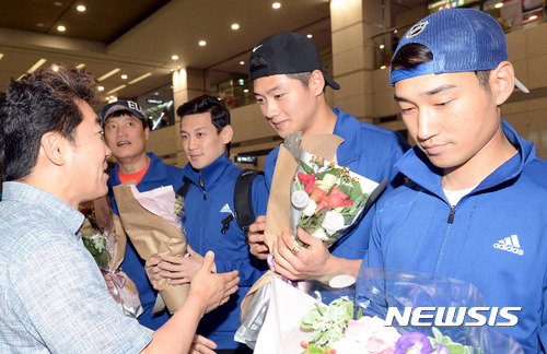 【인천공항=뉴시스】임태훈 기자 = 독일 라이프치히에서 열린 2017 국제펜싱연맹 세계선수권대회에서 종합 3위를 달성한 펜싱 국가대표팀 오상욱이 지난 2017년 7월28일 오후 인천국제공항으로 귀국, 축하 꽃다발을 받고 있다. 한국은 이번 대회에서 금메달 1개(24일 남자 사브르 단체전)와 은메달 2개(23일 남자 사브르 은메달, 25일 여자 사브르 단체전)를 획득해 종합 3위에 올랐다. 2017.07.28. taehoonlim@newsis.com