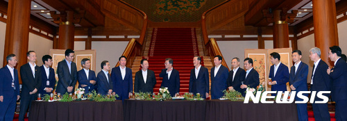 【서울=뉴시스】전신 기자 = 문재인 대통령이 28일 청와대 본관 로비에서 권오현 삼성전자 부회장, 최태원 SK 회장, 신동빈 롯데그룹 회장, 허창수 GS 회장, 최길선 현대중공업 회장, 황창규 KT 회장, 조원태 대한항공 사장과 환담을 나누고 있다. 2017.07.28.&nbsp;&nbsp; photo1006@newsis.com 