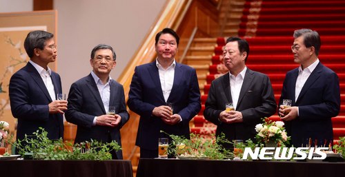 【서울=뉴시스】전신 기자 = 문재인 대통령이 28일 청와대 본관 로비에서 열린 주요 기업인과 스탠딩 칵테일 타임에서 최길선 현대중공업 회장과 대화를 나누고 있다. 2017.07.28.&nbsp; photo1006@newsis.com