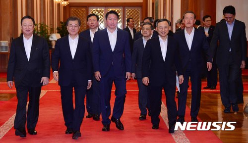 【서울=뉴시스】전신 기자 = 문재인 대통령이 2017년 7월 28일 청와대 본관 로비에서 박용만 대한상의 회장, 권오현 삼성전자 부회장, 최태원 SK 회장, 신동빈 롯데그룹 회장, 허창수 GS 회장, 최길선 현대중공업 회장, 황창규 KT 회장, 조원태 대한항공 사장과 칵테일 타임을 마친 후 만찬을 위해 인왕실로 이동하고 있다. 2017.07.28.&nbsp; photo1006@newsis.com