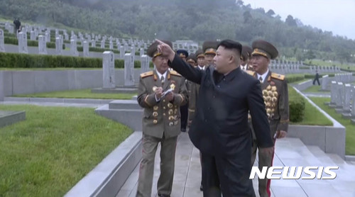 【서울=뉴시스】북한 조선중앙TV는 김정은 노동당 위원장이 정전협정 체결일인 지난 27일 조국해방전쟁 참전열사묘를 참배했다고 28일 보도했다.북한은 27일을 '전승절'이라고 부르며 체제 선전에 활용하고 있다. 이날 참배에는 황병서 총정치국장, 리명수 총참모장, 박영식 인민무력상 등이 동행했다.한편 김정은 위원장이 외부에 모습을 드러낸 것은 지난 13일(보도일 기준) 대륙간탄도미사일(ICBM) 시험발사 참여자들과 함께 기념사진을 찍은 이후 보름 만이다. 2017.07.28. (사진=조선중앙TV 캡쳐) photo@newsis.com