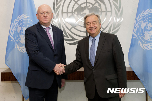 【유엔본부=AP/뉴시스】신임 유엔 주재 러시아 대사 바실리 네벤쟈(왼쪽)는 미국의 제재는 러시아의 정책에 변화를 주지 못할 것이라고 역설했다. 지난달 28일 네벤쟈 대사가 유엔 본부에 부임된 이후 안토니우 구테흐스 유엔 사무총장가 만나 악수하고 있다. 2017.08.03 