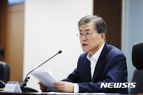 【서울=뉴시스】전신 기자 = 문재인 대통령이 29일 새벽 청와대 위기관리센터에서 북한이 지난 28일 밤 동해상으로 탄도미사일로 추정되는 발사체를 발사한 것과 관련해 긴급소집한 국가안전보장회의(NSC) 전체회의를 주재하고 있다. 앞서 합동참모본부는 29일 "북한이 28일 23시 41분께 자강도 무평리 일대에서 동해상으로 불상미사일을 1발 발사했다"고 밝혔다. 2017.07.29. (사진=청와대 제공) photo@newsis.com