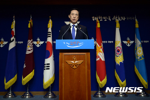 【서울=뉴시스】임태훈 기자 = 송영무 국방부 장관이 29일 오전 서울 용산구 국방부에서 북한의 대륙간탄도미사일(ICBM)급 도발에 대응해 긴급 입장 발표를 하고 있다. 북한은 지난 28일 오후 11시41분경 자강도 무평리 일대에서 동해상으로 탄도미사일 추정 발사체 1발을 발사했다. 최고 고도 약 3700km, 비행거리 1000여 km를 날아 정상 각도로 쐈을 경우 사거리가 1만㎞에 달할 것이라는 분석이 나왔다. 2017.07.29. taehoonlim@newsis.com