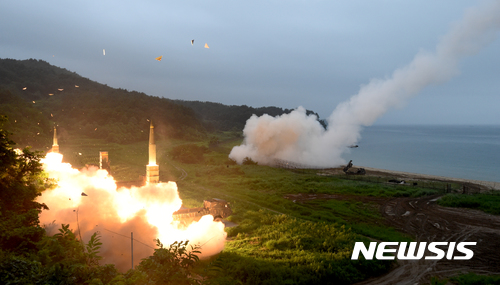 【서울=뉴시스】북한의 대륙간탄도미사일(ICBM)급 미사일 발사 도발에 대응으로 29일 새벽 5시 45분경에 한미 양국이 동해안에서 실시한 연합 탄도미사일 사격훈련에서 사거리 300km의 현무-2가 발사되고 있다. 합동참모본부는 이날 "한국군의 현무-2와 미 8군의 에이태킴스(ATACMS) 지대지 탄도미사일을 발사, 표적에 정확히 명중시켰다"고 밝혔다. 2017.07.29.(사진=합동참모본부(국방홍보원) 제공) photo@newsis.com