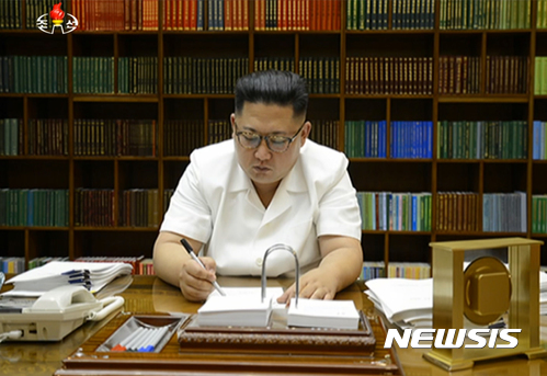 【서울=뉴시스】조선중앙TV는 북한 김정은 노동당 위원장이 지난 27일 대륙간 탄도미사일급 '화성-14'형 미사일의 2차 시험 발사를 친필로 명령했다고 29일 보도했다. 2017.07.29.(사진=조선중앙TV 캡쳐) photo@newsis.com