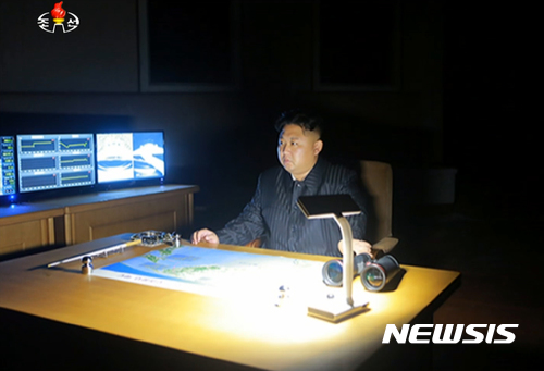【서울=뉴시스】북한 조선중앙TV는 김정은 노동당 위원장의 지도 아래 대륙간 탄도미사일급 '화성-14'형 미사일의 2차 시험 발사가 성공적으로 진행됐다고 29일 보도했다. 2017.07.29.(사진=조선중앙TV 캡쳐) photo@newsis.com