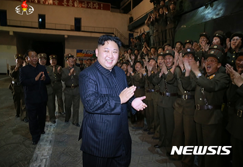 【서울=뉴시스】북한 조선중앙TV는 김정은 노동당 위원장의 지도 아래 대륙간 탄도미사일급 '화성-14'형 미사일의 2차 시험 발사가 성공적으로 진행됐다고 29일 보도했다. 2017.07.29.(사진=조선중앙TV 캡쳐) photo@newsis.com